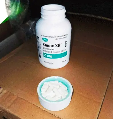 Флакон та таблетки xanax