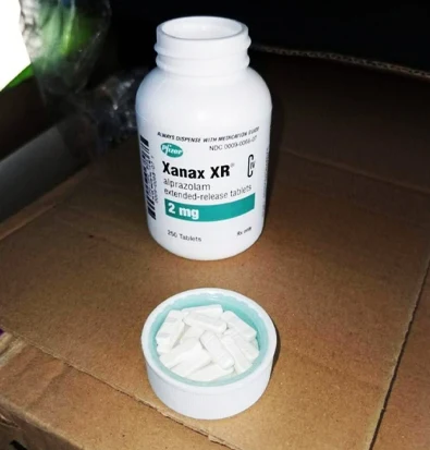 Изображение таблеток xanax и флакона